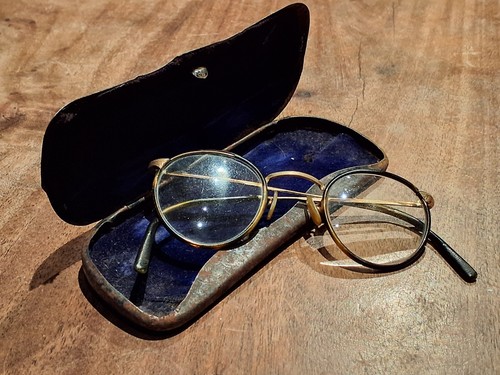 Antike brille mit etui aus - ,