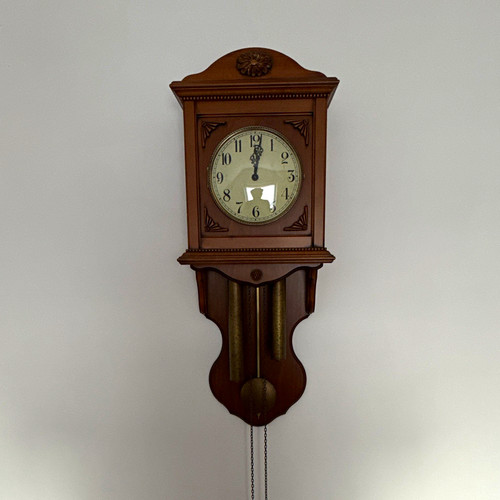 Klassische mutteruhr aus holz - mutteruhr,