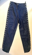 Blaue Lederhose mit Nägeln -