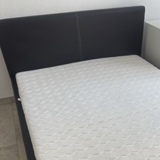 Schönes Polsterbett 140x200 m.Matratze u.Lattenrost-schwarzes Kunstleder - Top-