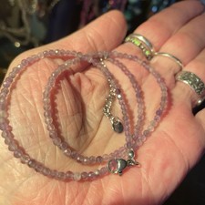 Eine Halskette mit fascetierten Amethyst-Perlen 42 cm lang plus Verlängerung