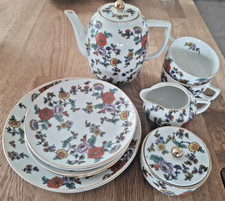 kleines Porzellanservice mit