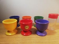 6 Eierbecher Emsa, ein Salzstreuer, Plastik, ca. 70er Jahre