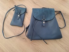 Blauer Rucksack mit passender Handytasche