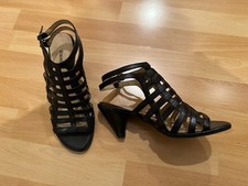 Schicke, schwarze hohe Schuhe