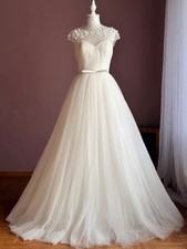 Neues weißes Ballkleid