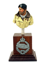 Young Miniatures WWII British Tank Crew 1/10 Painted Resin Bust Cap Badge
