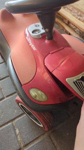 Rotes bobby car mit - , elektrik