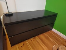 Schwarze IKEA-Malm-Kommode. zwei kleine, zwei lange Schubladen