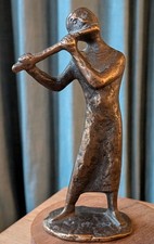 J. Fischedick: Kleine Bronze-Figur eines Flötenspielers