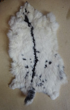 großes Hasenfell, weiss mit schwarz-grau, ca. 53 x 32 cm, Kuschelplatz für Katze
