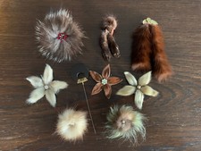 Konvolut: 8 Pelz-Brosche Leder Fell & 1 Hutnadel vintage