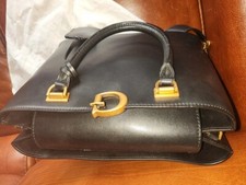 GUESS Tasche in der Farbe Schwarz mit Messingbeschlägen mit passender Geldbörse