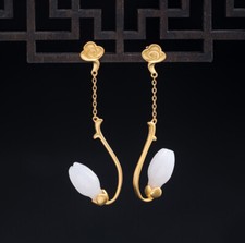 I04 Ohrring stilisierte Wolke Blüte aus weißer Jade vergoldetes Silber 925