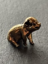 Ferkel aus Messing | Sitzende Messingfigur Schwein | Deko Schweinchen Metall