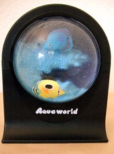 Aquaworld von Masudaya (1992): Künstliches Aquarium mit 2 Fischen aus Kunststoff