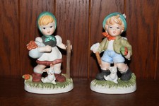 Kleine Porzellanfigur - handgemalt - Wanderer Mädchen und Junge - 12 cm