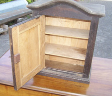 Alter Hängeschrank - Medikamentenschrank