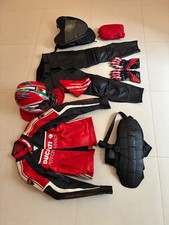 Motorradlederbekleidung Ducati: Jacke, Hose, Panzer, Helm, Stiefel, Handschuhe