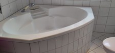 Eckbadewanne mit Kaskadeneinlauf 140 cm