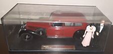 Mercedes 770K von 1938 rot metallic mit zwei Figuren in 1:18 von Signatur