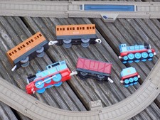 Eisenbahnset : Thomas die Lokomotive; Schienen, Loks & Waggons; Gebäude