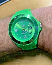Coole Unisex ICE WATCH - neon grün mit grün metalic Ziffernblatt- zeitlos schön!