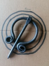 Mittelalter Fibel eingerollt