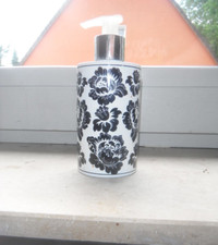 Seifenspender für Flüssigseife von Vivian Gray, benutzt