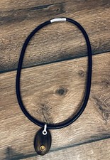 Anhänger aus Treibholz mit Bernstein in 925er Silber eingefasst, Kautschukband