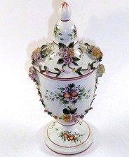 Deckelvase Prunkvase reich verziehrt mit aufgesetzten Blüten handbemalt