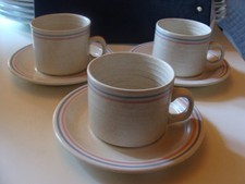 3 Tassen und 3 Untertassen v. Churchill England und 1 Zuckerdose