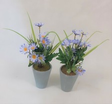 2 Töpfen blaue Kunstblumen