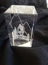 Glasquader mit Skifahrer in