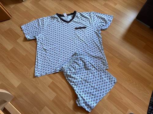 Hellblauer kurzer