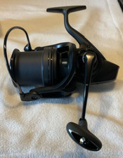 Daiwa Basia 45 SCW QD Big Pit Karpfenrolle Weitwurf Angelrolle + Ersatzrolle Neu