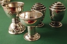 Versilbert 4 Teile EIERBECHER VON 1918 SALZ- Und PFEFFERSTREUER