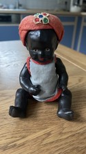 kleine alte schwarze Massepuppe