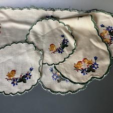 Tisch Deckchen Set 4 Stück DDR 1980 Ostern Muster Kucken Bestickt Vintage Bunt