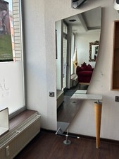 Friseur Bedienplatz, Spiegel, Ablage, Fußstütze.