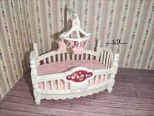 Süßes Baby-Bettchen mit Mobile (weiß) - Miniaturen Puppenhaus Puppenstube 1:12