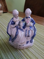 Hübsche VINTAGE Figur Pärchen auf Bank weiß blau Deko Rokoko Barock Vitrine wNEU