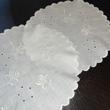 Zwei bestickte Zierdeckchen * Retro Vintage * Lochstickerei Weißstickerei