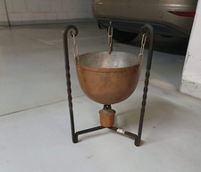 Suppenkessel betrieben mit Brenngel - Metallgestell , Kessel hängt an drei Kette