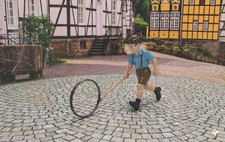 Spur G Figur Junge beim Reifenspiel 1/24 1/22,5 bemalt historisch 