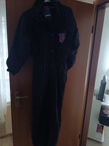 Der skioverall ist schwarz und - skioverall,