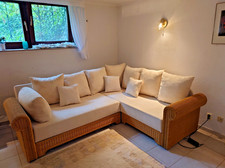 Rattan Sofa - Schlafcouch mit vielen Kissen