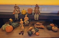 Dekoratives Set aus herbstlichen Keramik Figuren, Kantenhocker, Kürbisse ....