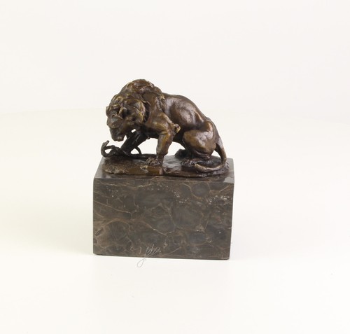 Bronze löwe kämpft mit - bronze,