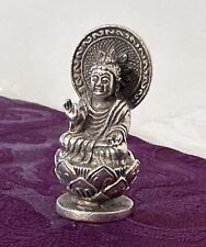 Sehr feine tibet. Miniatur Statue, Buddha in silber auf Lotusblüten Thron